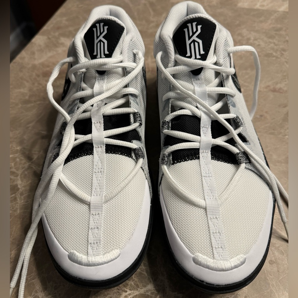 Nike Kyrie Flytrap 6 Basketball Shoes - Picture 3 of 10